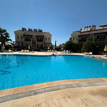 Grena Delux Pool Side Lejlighed